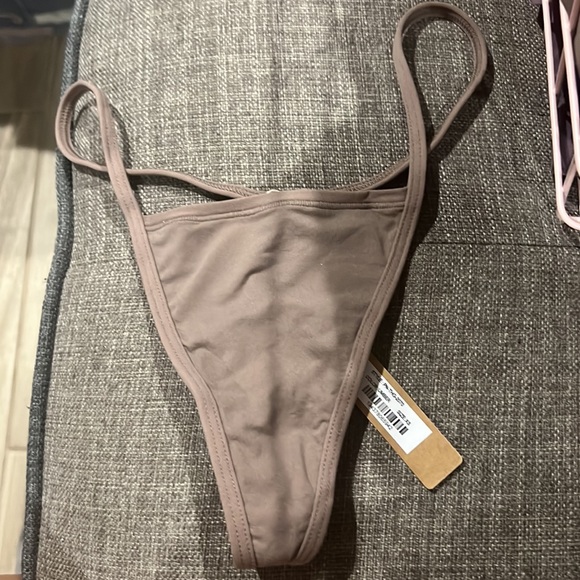 Skims Body T String Thong - Picture 3 of 7